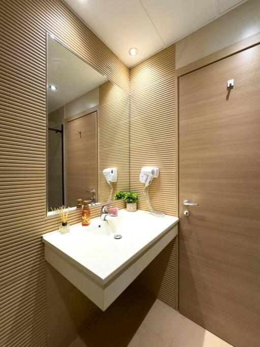Luxury 2 Bedroom Apartment Bucarest Esterno foto